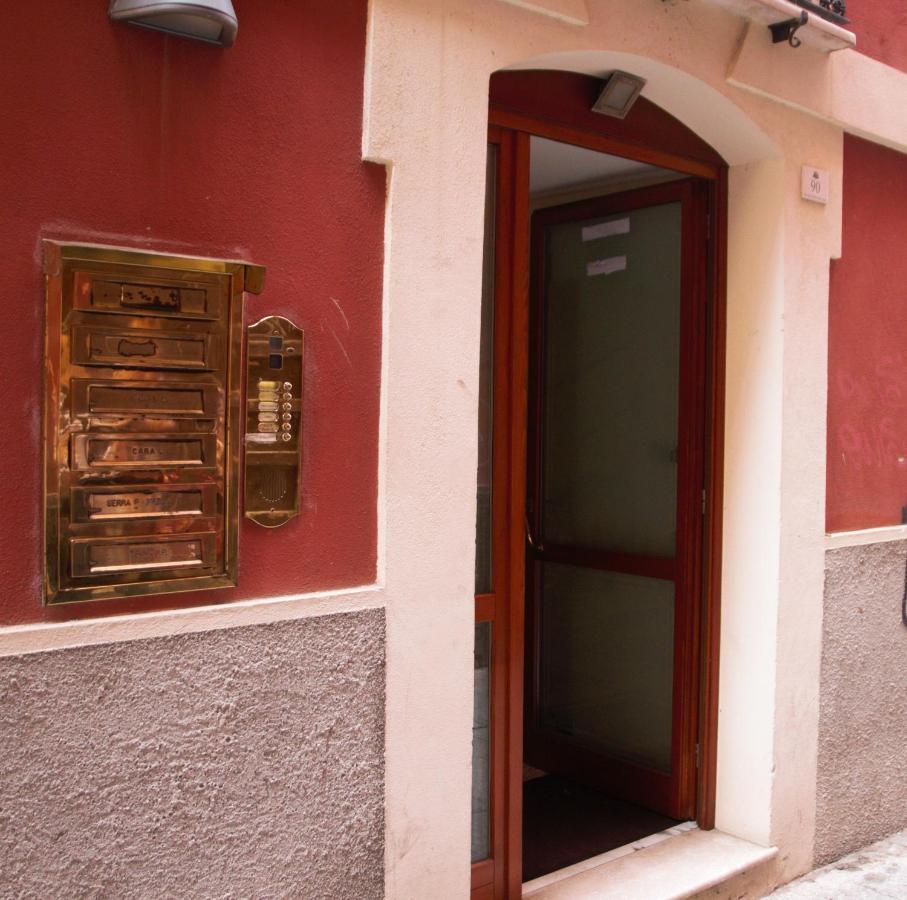 Right House - Characteristic Marina District Apartment Cagliari Bagian luar foto